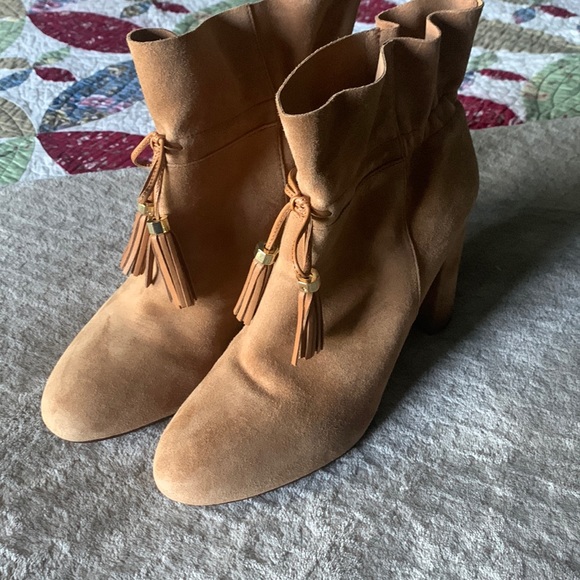 STUNNING EUC Louise et Cie boots with tassel detail and gold hardware Women’s 10 - Picture 3 of 4